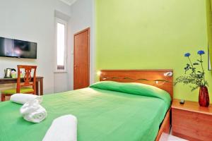 una camera verde con letto e scrivania di Lucky Home rooms a Roma