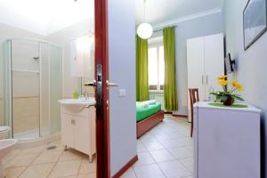 Lucky Home rooms tesisinde bir banyo