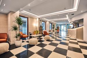 hol z szachownicą i krzesłami w obiekcie Konak Hotel Taksim w Stambule