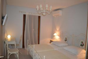 sypialnia z łóżkiem, biurkiem i żyrandolem w obiekcie Salvia 4 Stars Apartment w Poreču