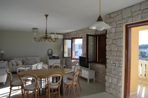 jadalnia i salon ze stołem i krzesłami w obiekcie Salvia 4 Stars Apartment w Poreču