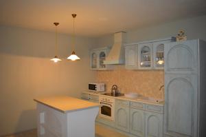 Kuchnia lub aneks kuchenny w obiekcie Salvia 4 Stars Apartment