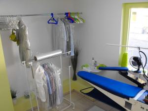 ein Krankenhauszimmer mit einem Bett und einem Waschbecken in der Unterkunft Pension Froschprinz in Seligenstadt