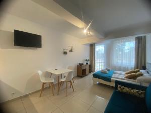 Televízia a/alebo spoločenská miestnosť v ubytovaní Apartament 103 Planeta, 100 m od plaży