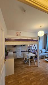 ein Zimmer mit Hochbett und Couch in der Unterkunft Holiday Everyday - Berlin Calling in Berlin