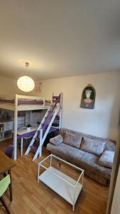 ein Wohnzimmer mit einem Sofa und Etagenbetten in der Unterkunft Holiday Everyday - Berlin Calling in Berlin