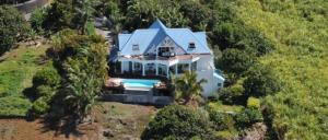 uma vista aérea de uma grande casa com piscina em La Plantation em Saint-Joseph