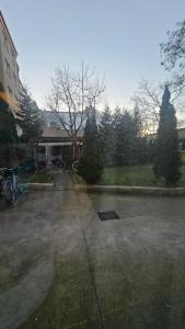 ein Parkplatz vor einem Haus in der Unterkunft Holiday Everyday - Berlin Calling in Berlin