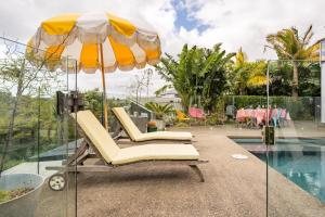 Πισίνα στο ή κοντά στο Stanmore Bay lush garden with pool, close to beach