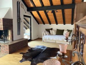een woonkamer met een bed en een open haard bij Apartment Waldglück in Dornhan