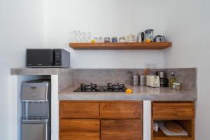 CemagiにあるVilla Lounes 2 - Walking Distance to Luna Beach Clubのコンロと電子レンジ付きのキッチン