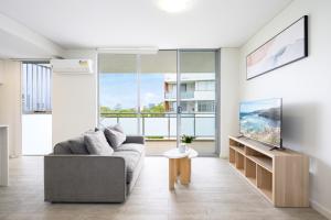 Μια τηλεόραση ή/και κέντρο ψυχαγωγίας στο Chic One-Bedroom Hideaway with Free Parking&Wi-Fi