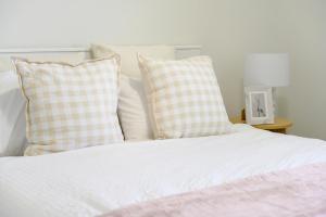 Ένα ή περισσότερα κρεβάτια σε δωμάτιο στο Chic One-Bedroom Hideaway with Free Parking&Wi-Fi