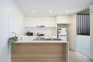 Η κουζίνα ή μικρή κουζίνα στο Chic One-Bedroom Hideaway with Free Parking&Wi-Fi