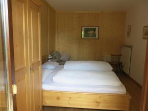 テルメーノにあるWertischer Hofの白い枕2つが備わるドミトリールームのベッド1台分です。