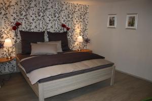 a bedroom with a bed with two lamps and a curtain at Ferienwohnung Fam. Höhn in Kappel-Grafenhausen