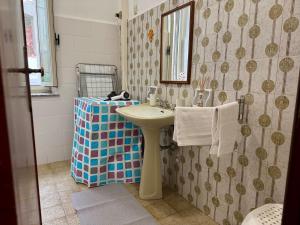 Bilik mandi di Casa Oliver a Scarlino