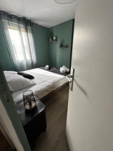 a small room with a bed and a refrigerator at L Elegant Cozy Plein Centre in Saint-Avertin