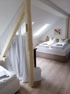 a bedroom with two beds in a attic at Gasthaus Pension Bretthäusl in Glashütte