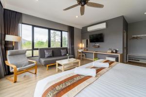 TV a/nebo společenská místnost v ubytování Grandsiri Resort KhaoYai