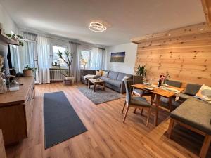 un soggiorno con un divano e un tavolo di Ferienhaus Muskatellerhof a Silz