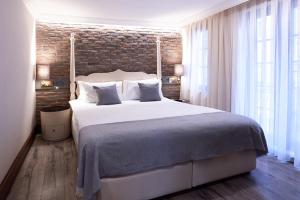 Łóżko lub łóżka w pokoju w obiekcie Konak Hotel Taksim