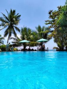 Bazén v ubytování Marakolliya Beach Resort nebo v jeho okolí