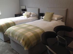 two beds in a hotel room at Rooms @ Number Six in Oakham
