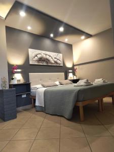a bedroom with a bed and a painting on the wall at B&B Il Tramonto in Pastrengo