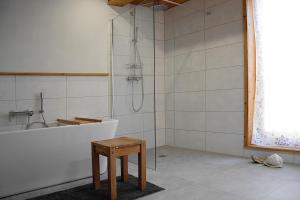 Ένα μπάνιο στο Ferienhaus Zur grauen Maus in Arnstadt mit Parkplatz und Garten