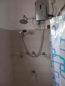 una ducha en un baño con cortina de ducha en Forrthuna Mio Villa, en Negombo