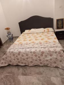Una cama con una manta encima. en Forrthuna Mio Villa, en Negombo