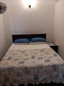 Un dormitorio con una cama con almohadas azules. en Forrthuna Mio Villa, en Negombo