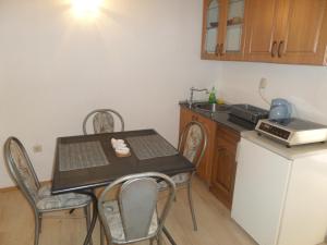 Kuchyň nebo kuchyňský kout v ubytování River Apartment + 15 fotografií