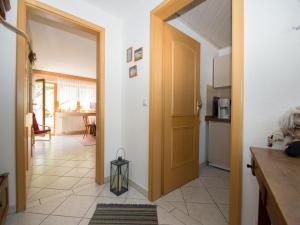 einen Flur mit einer Tür zu einer Küche mit einem Tisch in der Unterkunft Gästehaus Resi in Bad Peterstal-Griesbach