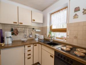 eine Küche mit einer Spüle und einer Arbeitsplatte in der Unterkunft Gästehaus Resi in Bad Peterstal-Griesbach