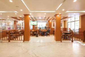 Um restaurante ou outro lugar para comer em Magnificent Hotel