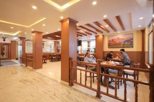 Um restaurante ou outro lugar para comer em Magnificent Hotel