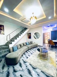 アブジャにあるOFAS Apartmentのソファとテーブルのあるリビングルーム