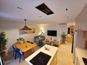 eine Küche und ein Wohnzimmer mit einem Tisch und einer Couch in der Unterkunft Family Home Valencia in Aldaia