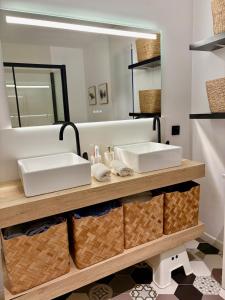 ein Badezimmer mit zwei Waschbecken und einem Spiegel in der Unterkunft Family Home Valencia in Aldaia