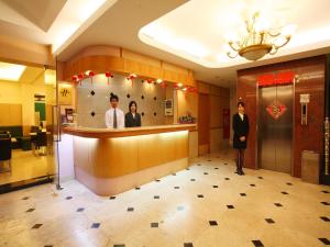 un hombre y una mujer de pie en el vestíbulo de un hotel en Da Shih Hotel, en Hualien City