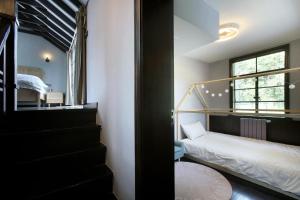 Postel nebo postele na pokoji v ubytování Shanghai Downtown Hills Boutique Guesthouse - Near Metro Line 7, Exit 3, Changping Road