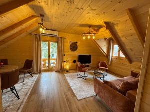 TV a/nebo společenská místnost v ubytování Brvnara La Forêt