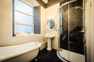 Ein Badezimmer in der Unterkunft Hotel Isaacs Cork City