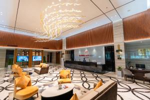 金边Olympia City Hotel by Dara的酒店大堂里悬挂着枝形吊灯