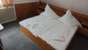 Postel nebo postele na pokoji v ubytování Gasthof HIRSCH GmbH + 1 fotografie