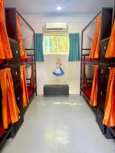 Letto o letti a castello in una camera di White Rabbit Hostel
