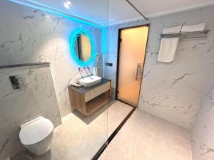 Vannituba majutusasutuses DLS Hotels Emerald