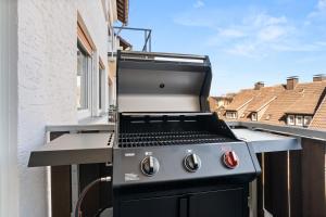 a barbecue grill sitting on top of a balcony at JUNEs - NEU mit Balkon, Grill, PS5, Bikekeller in Bad Berleburg